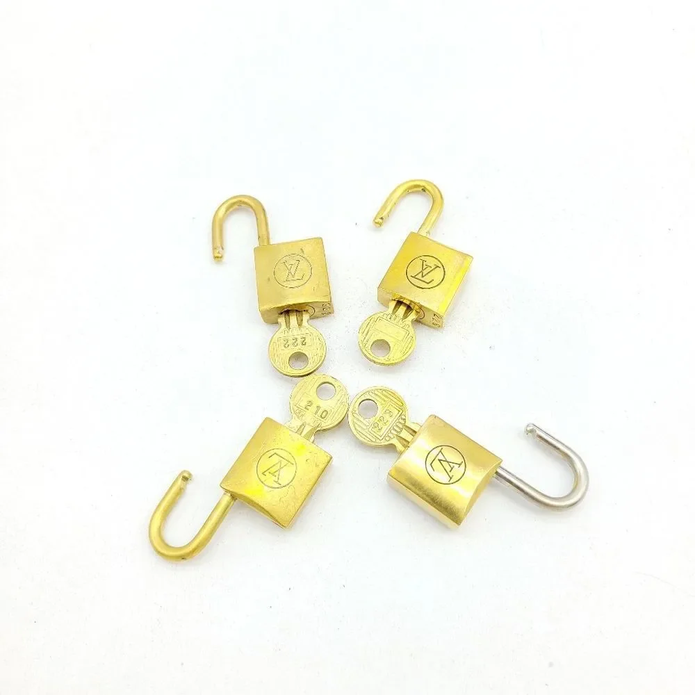 One Louis Vuitton Key Set_3